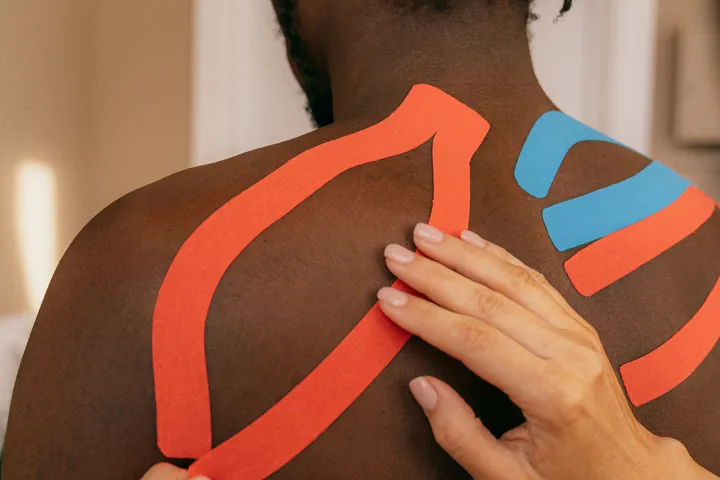 Kinesio-Taping zur Unterstützung von Muskeln und Gelenken