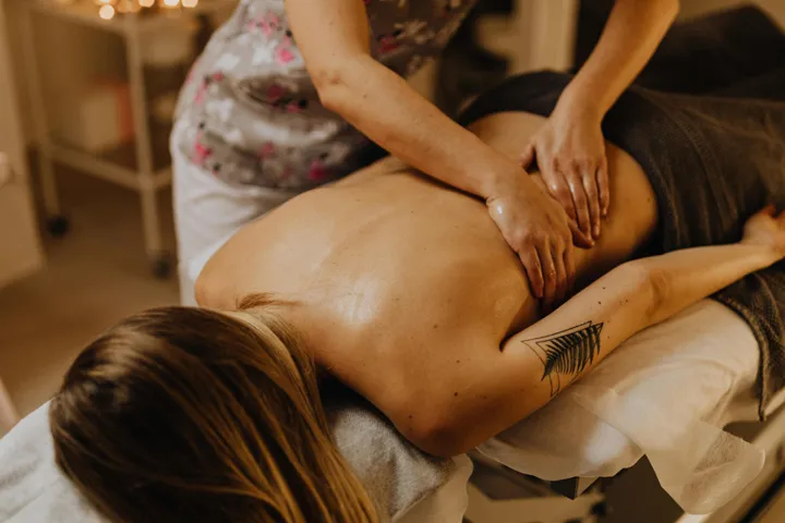 Massage zur Lockerung verspannter Muskeln